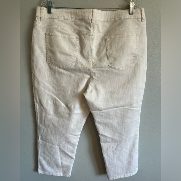 Chico’s Fabulously Slimming White Jeans w/ Floral Eyelet Trim On Legs Size 3 - Picture 7 of 10